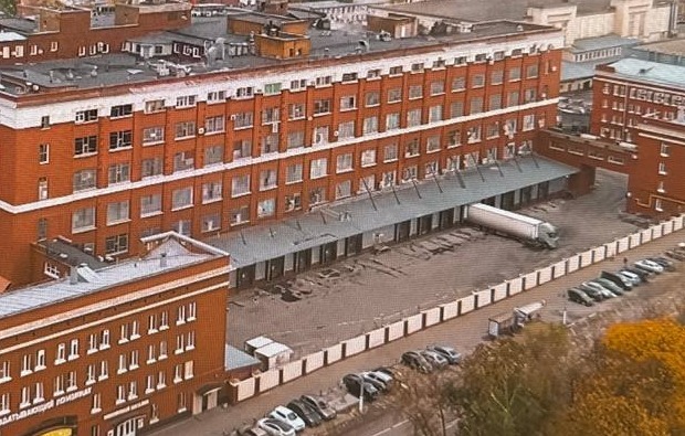 Кадрированный фрагмент двора и разгрузочной зоны реального здания