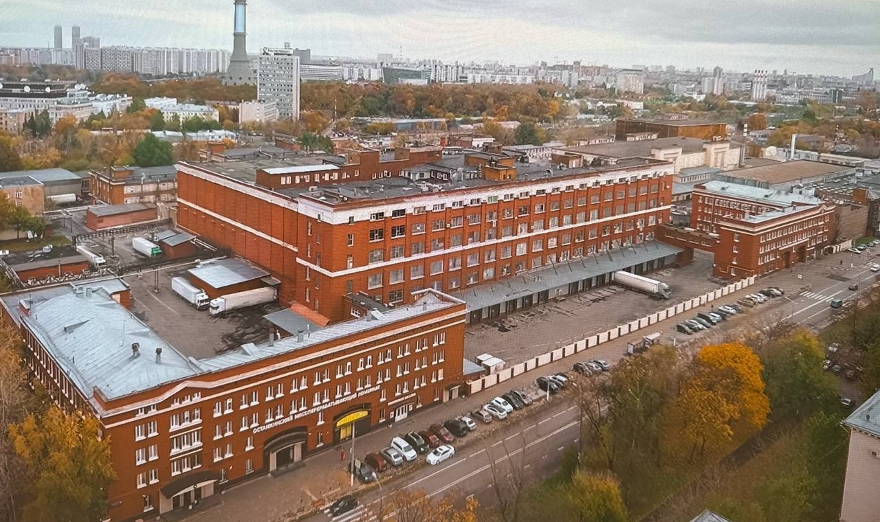 Кадрированный верхний ракурс промышленного комплекса с левым корпусом