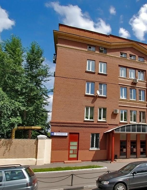 Кадрированная входная группа реального здания
