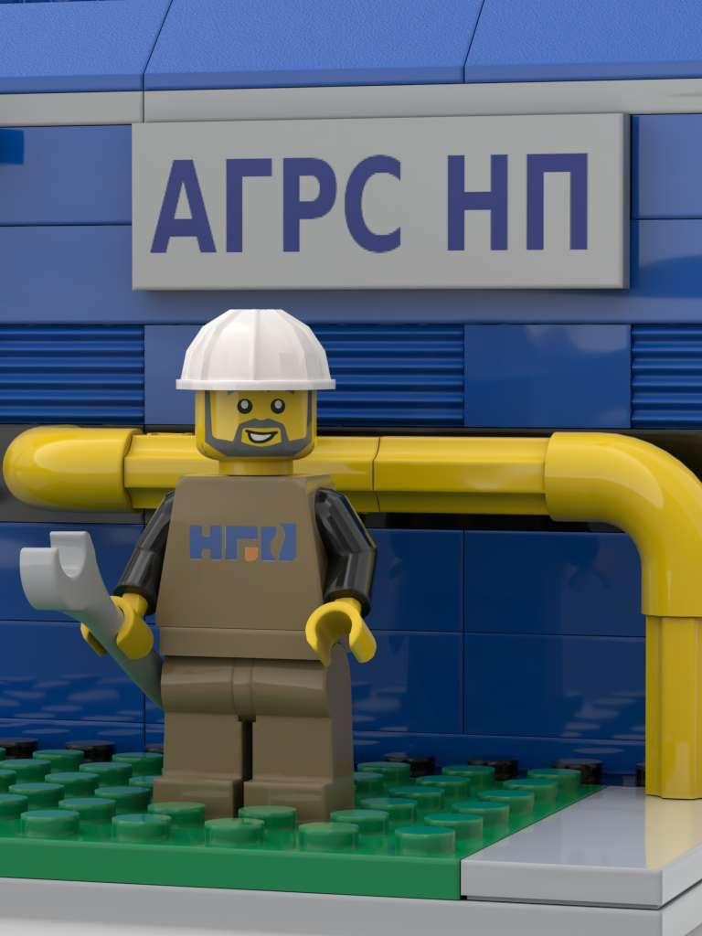 Фигурка инженера в каске с инструментом на фоне блока АГРС НП