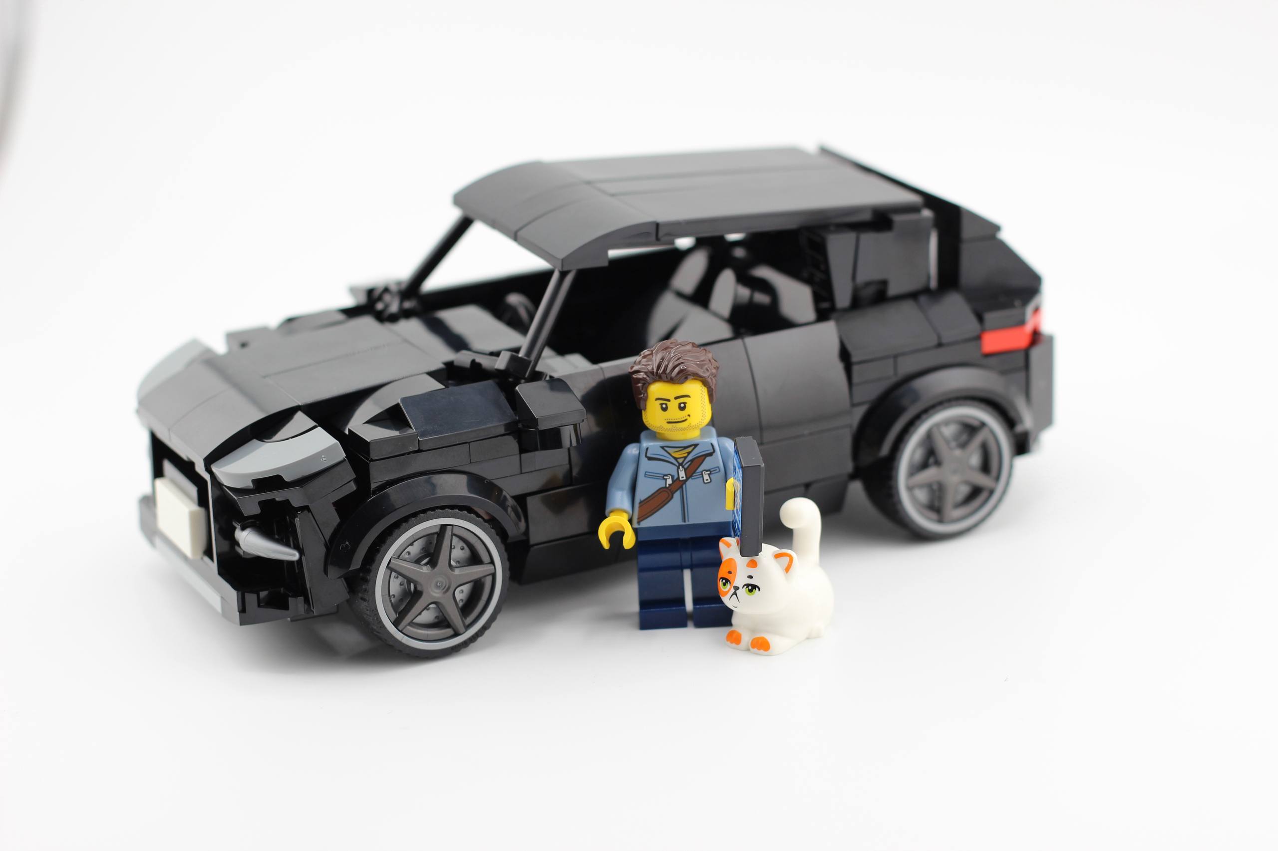 Модель Kia Sportage и минифигурка владельца крупным планом